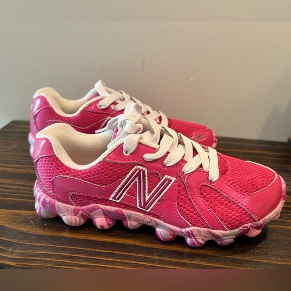 New Balance Kids' Sneakers in Pink and White - Picture 5 of 8
